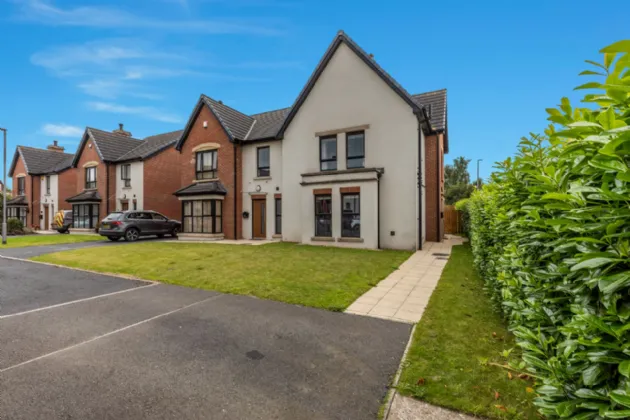 16 Royal Ascot Mews, Carryduff, Belfast, BT8 8SD