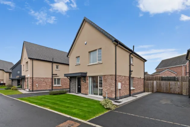15 Woodbrook Grove, Lisburn, BT28 0AA